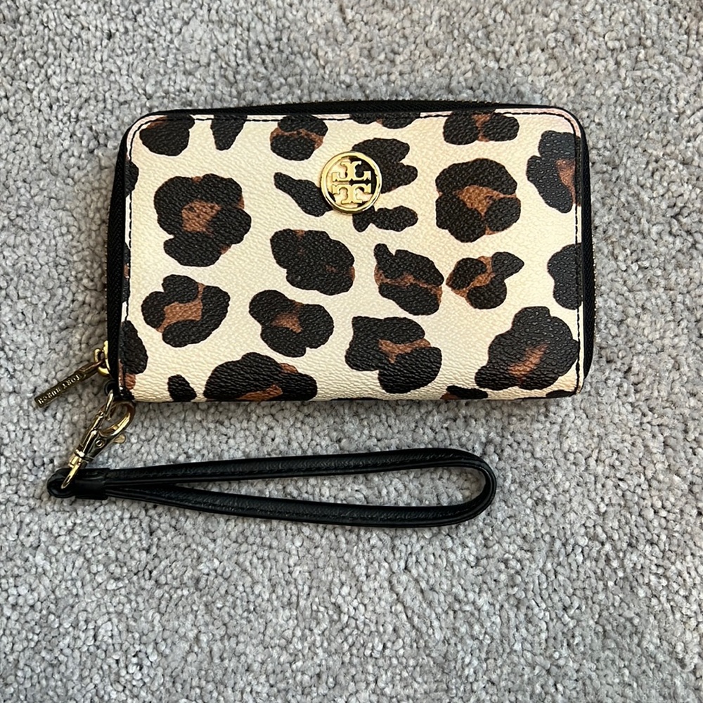 Tory Burch wallet clutch like new!!